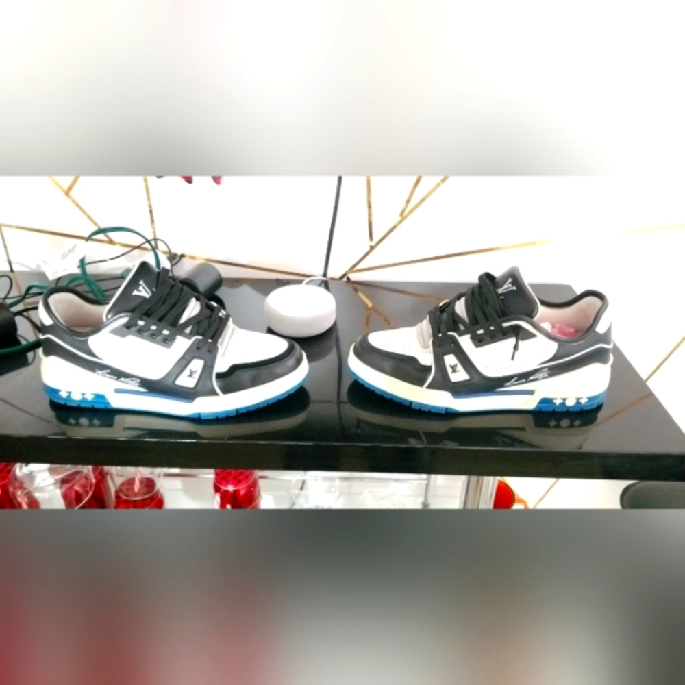 LV Shoes - Picture 2 of 4